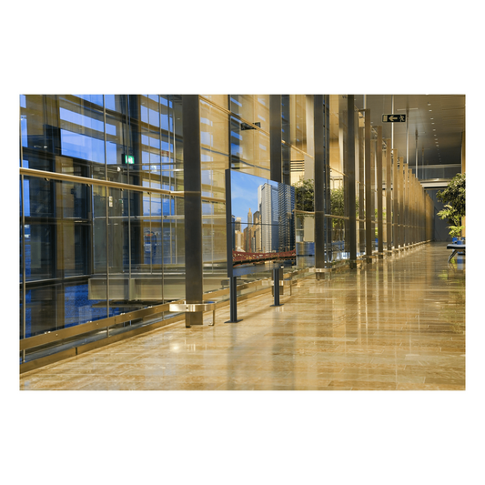Soporte Modular para Video Wall Pedestal 2x2 / Ajuste Micro Sin Herramientas / 8 Puntos de Alineación / Capacidad 500 lb / VESA 200x200 a 600x400 mm / Estructura Aluminio / Gestión Cableado Integrada / Almacenamiento Multimedia