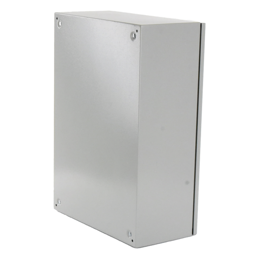 Gabinete Ventilado de Acero IP55 Uso en Exterior (500 x 700 x 250 mm) con Placa Trasera Interior Metálica y Compuerta Inferior Atornillable. Incluye Ventilador, Ventilas, filtros, Chapas y Llave T.