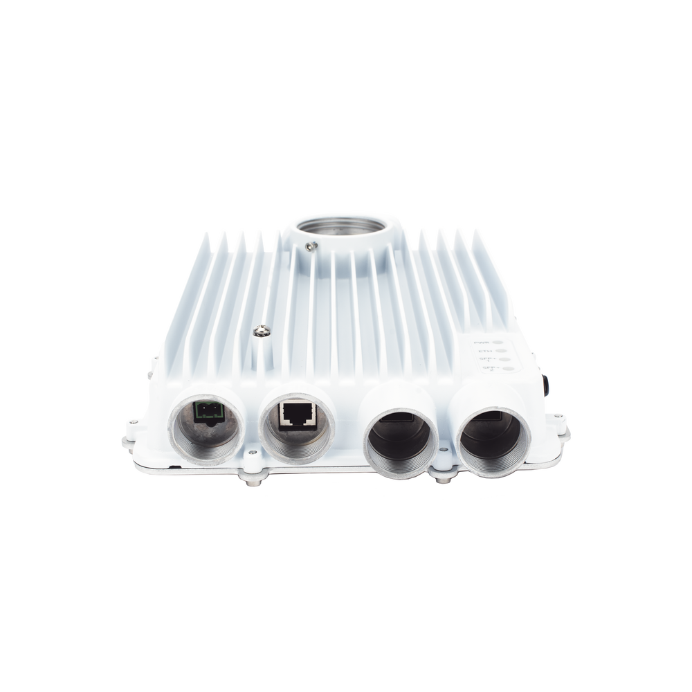 Radio Backhaul PTP, Antena integrada de 8 dBi, MIMO 4X4, 5.1 - 6.4 GHz, IP67, Velocidad hasta 3 Gbps, Adaptación automática al entorno, Monitoreo a través de la nube