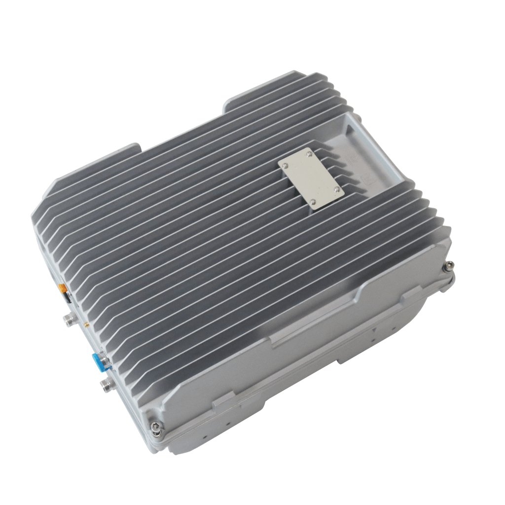 COBERTURA DE HASTA 5 km / Amplificador de Señal Celular / Banda 2, 1900 MHz. / 20 Watts de Potencia / Banda Ancha Multioperador / Protección Autoexcitación / Pantalla Interior para Monitoreo / Gabinete IP65.