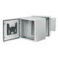 Gabinete Industrial ProTek de Puerta Sólida, Con Aire Acondicionado de 4000 BTU, Protección NEMA Tipo 4/12; IP66; IK10, Abatible, Fabricado en Acero, 19 UR, Color Gris Claro