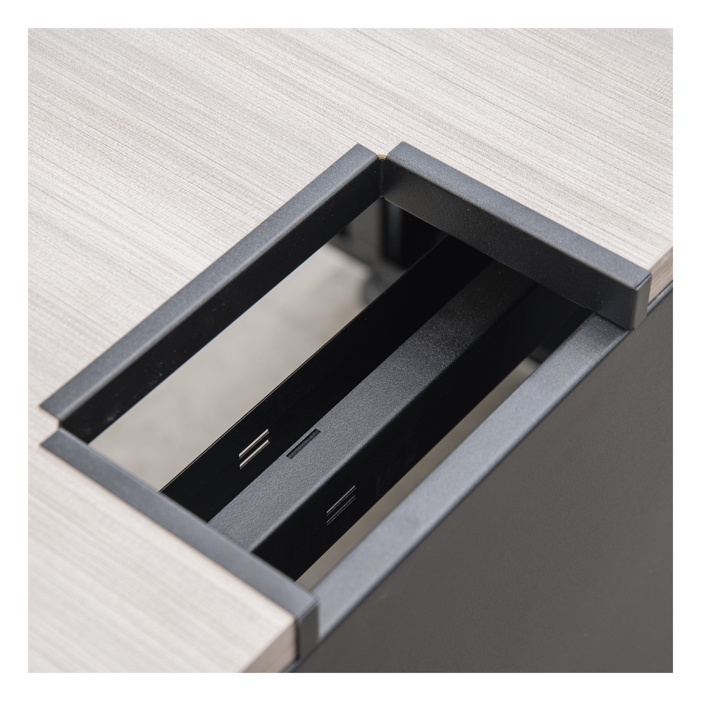 Consola Profesional para Monitoreo o Computo | Ranura para Base de Monitores | Microperforaciones | Luces LED Decorativas | Tomacorriente HTCM1U10C | Tapas Organizadoras de Cables | Niveladores | Rack para Montaje de Equipos | Ranura Pasaca