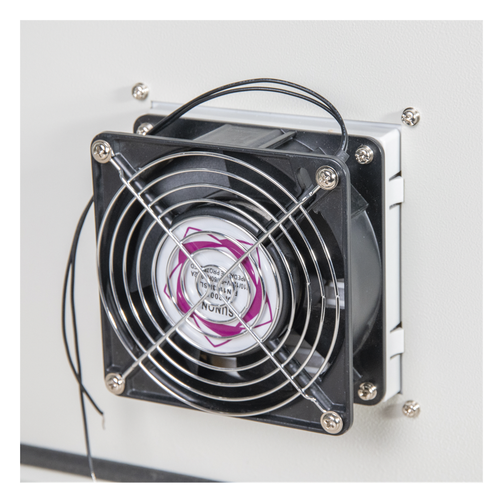 Gabinete Ventilado de Acero IP55 Uso en Exterior (593 x 609 x 399 mm) con Placa Trasera Interior Metálica y Compuerta Inferior Atornillable. Incluye Ventilador, Ventilas, filtros, Montaje Rack 19", Terminal de Tierra Física, Chapas y Ll