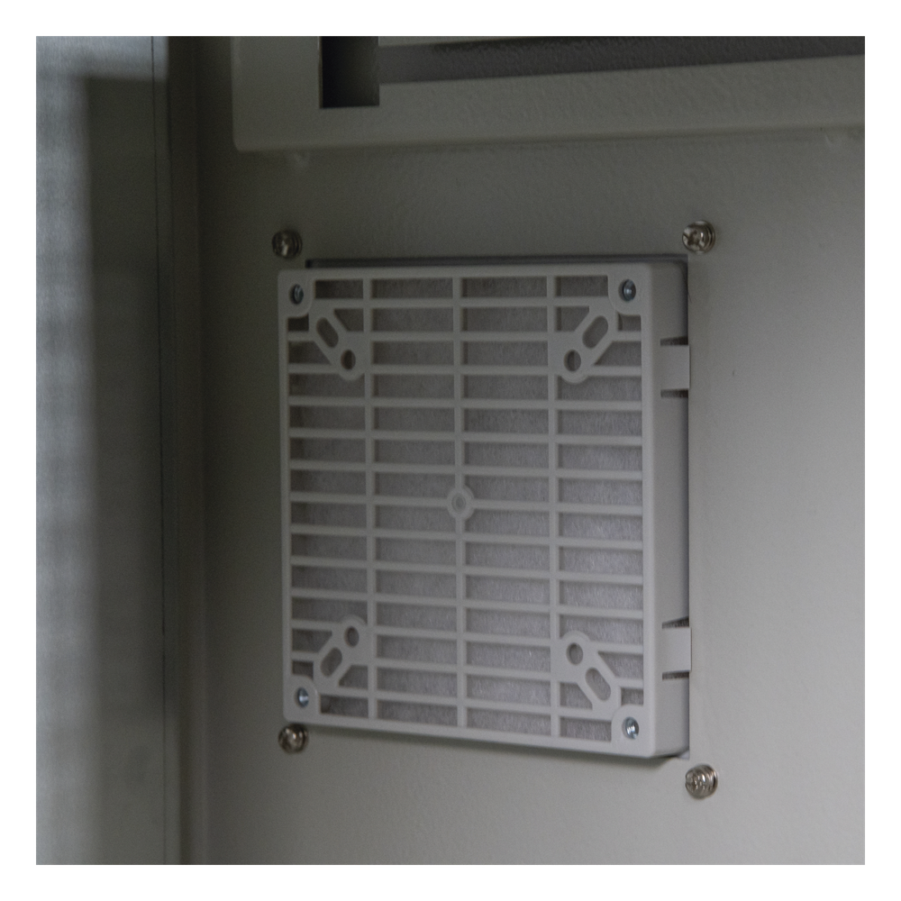 Gabinete Ventilado de Acero IP55 Uso en Exterior (593 x 609 x 399 mm) con Placa Trasera Interior Metálica y Compuerta Inferior Atornillable. Incluye Ventilador, Ventilas, filtros, Montaje Rack 19", Terminal de Tierra Física, Chapas y Ll