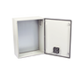 Gabinete Ventilado de Acero IP55 Uso en Exterior (500 x 700 x 250 mm) con Placa Trasera Interior Metálica y Compuerta Inferior Atornillable. Incluye Ventilador, Ventilas, filtros, Chapas y Llave T.