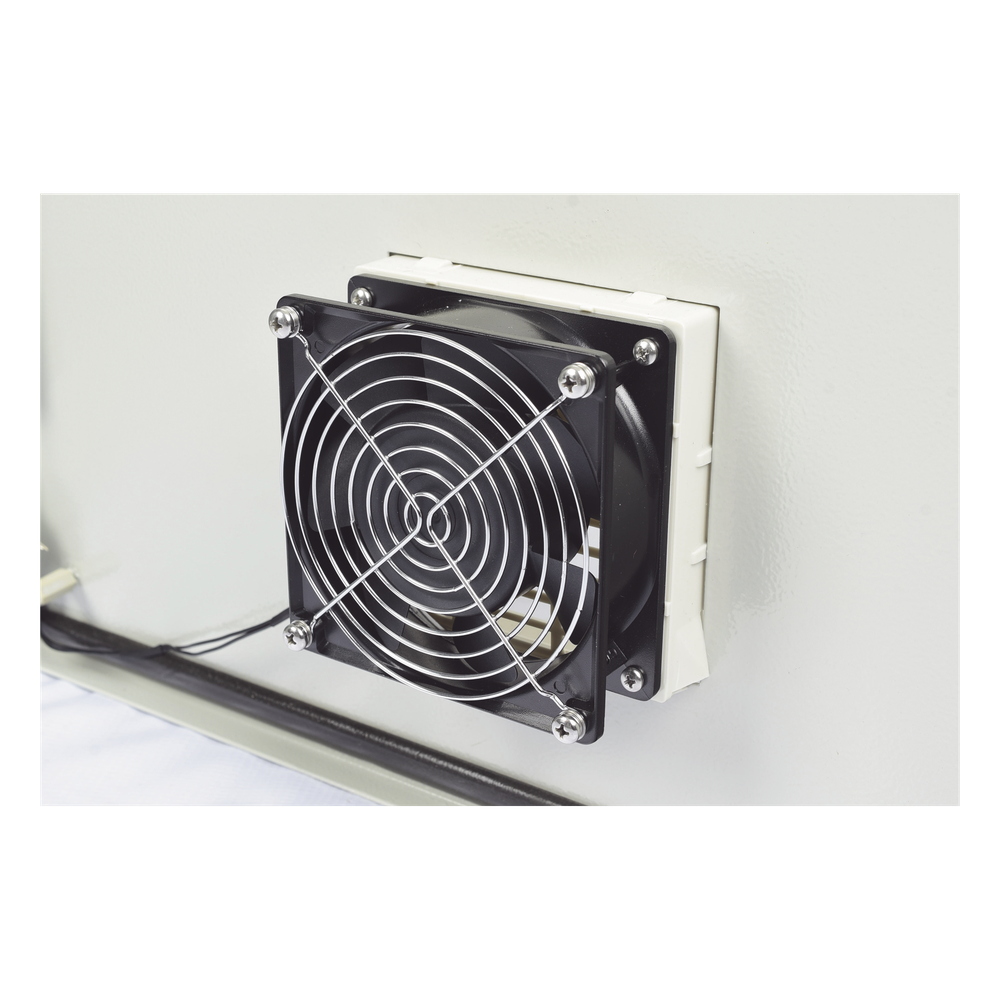 Gabinete Ventilado de Acero IP55 Uso en Exterior (500 x 700 x 250 mm) con Placa Trasera Interior Metálica y Compuerta Inferior Atornillable. Incluye Ventilador, Ventilas, filtros, Chapas y Llave T.